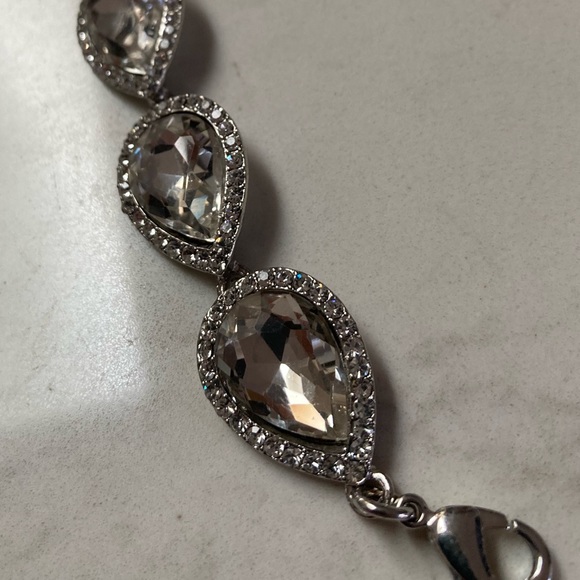 Pear shaped clear crystal Tennis bracelet 8 stones set in Silvertone plated 7-9” - Picture 2 of 5